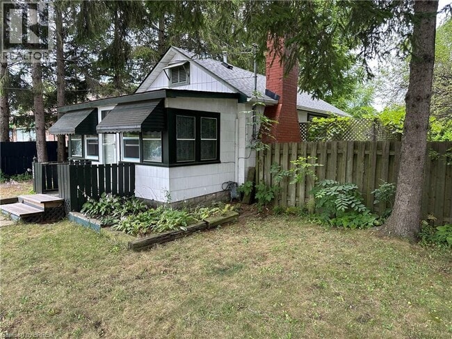 Building Photo - 3852 Roxborough Ave