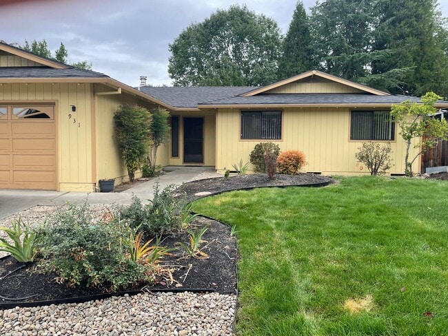 Building Photo - Desirable East Medford Single Story
