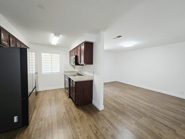 Foto del edificio - 5081 River Glen Dr
