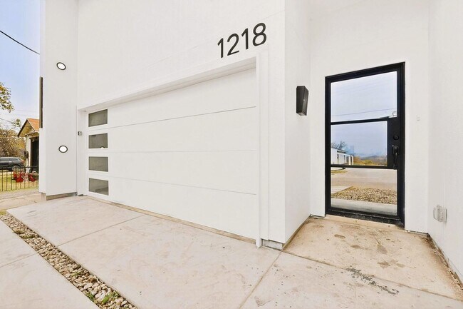 Building Photo - Modern 3 Bed, 3 Bath Home Near Downtown Dallas
