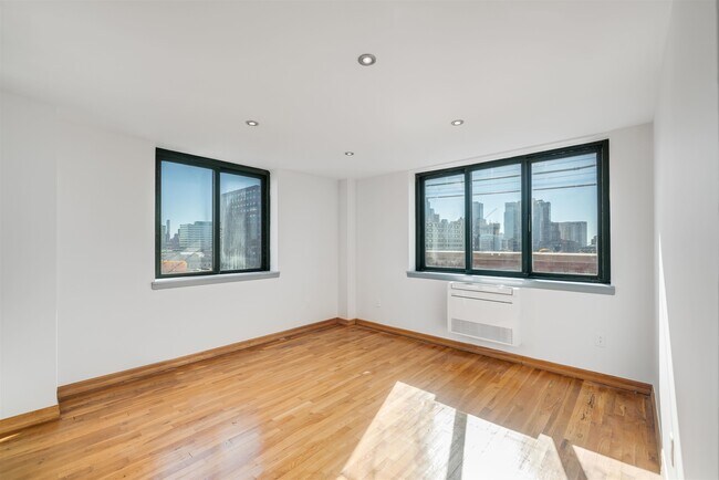Building Photo - 205 10th St