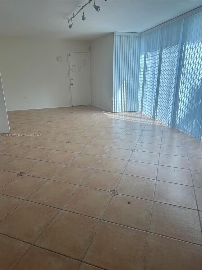 Building Photo - 10178 Collins Ave