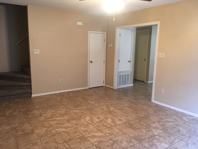 Building Photo - 503 Valley Dr