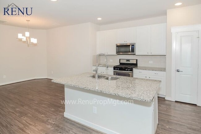 Foto del edificio - AVAILABLE NOW FOR A SELF GUIDED TOUR!