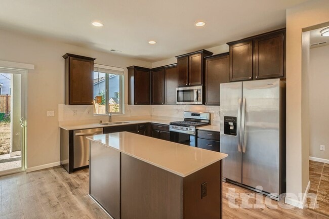 Building Photo - 884 Sigrist Dr E