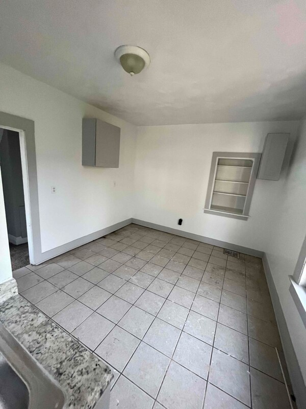 Building Photo - 602 E 99th St