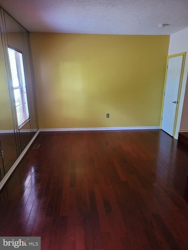 Building Photo - 2402 W Rosecroft Village Cir