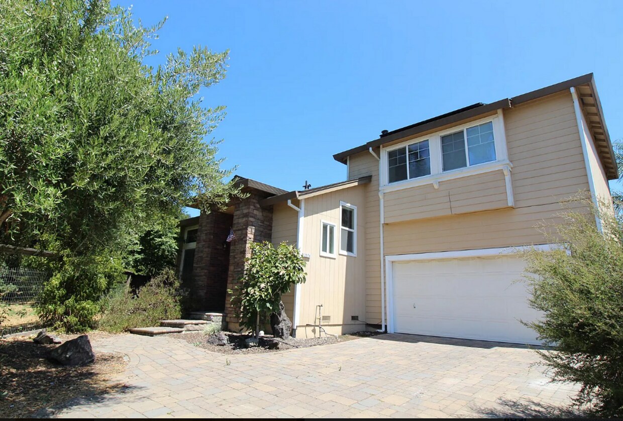 Primary Photo - Spacious 4 Bedroom 2.5 Bath Home in Santa ...