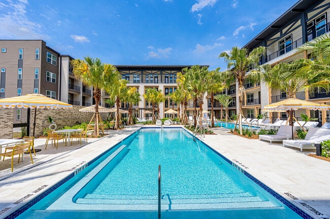 Building Photo - Corner on Main