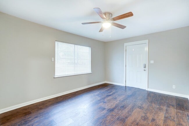 Building Photo - 1121