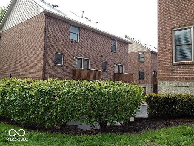 Building Photo - 516 E 10th St