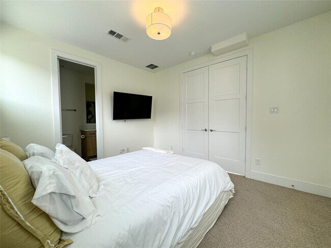 Foto del edificio - 7 N St Charles St