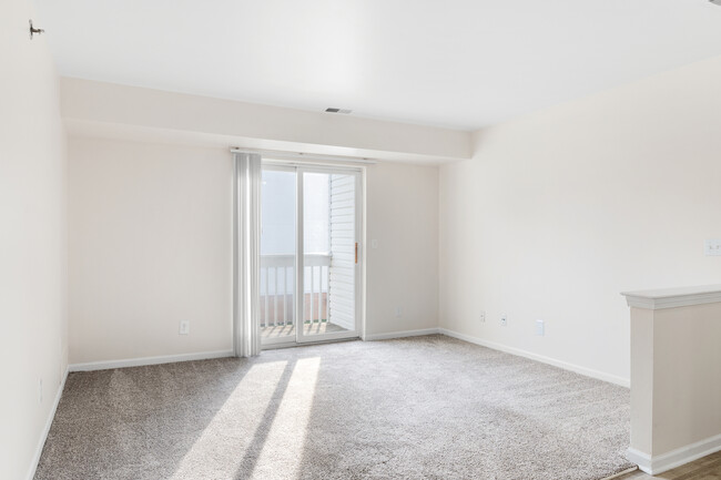 Living Room - Chestnut Court Apartments