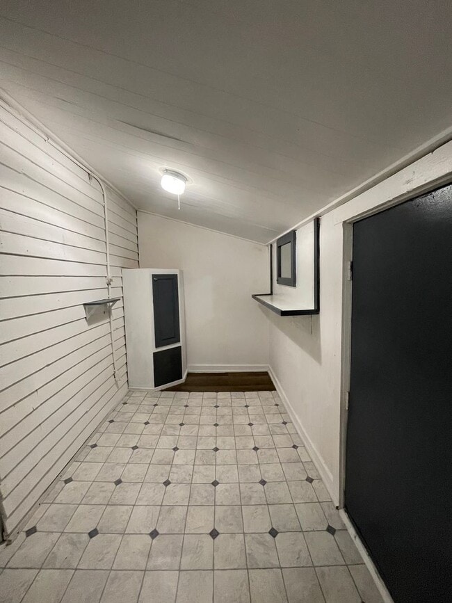 Building Photo - Two Bedroom, One Bath House!