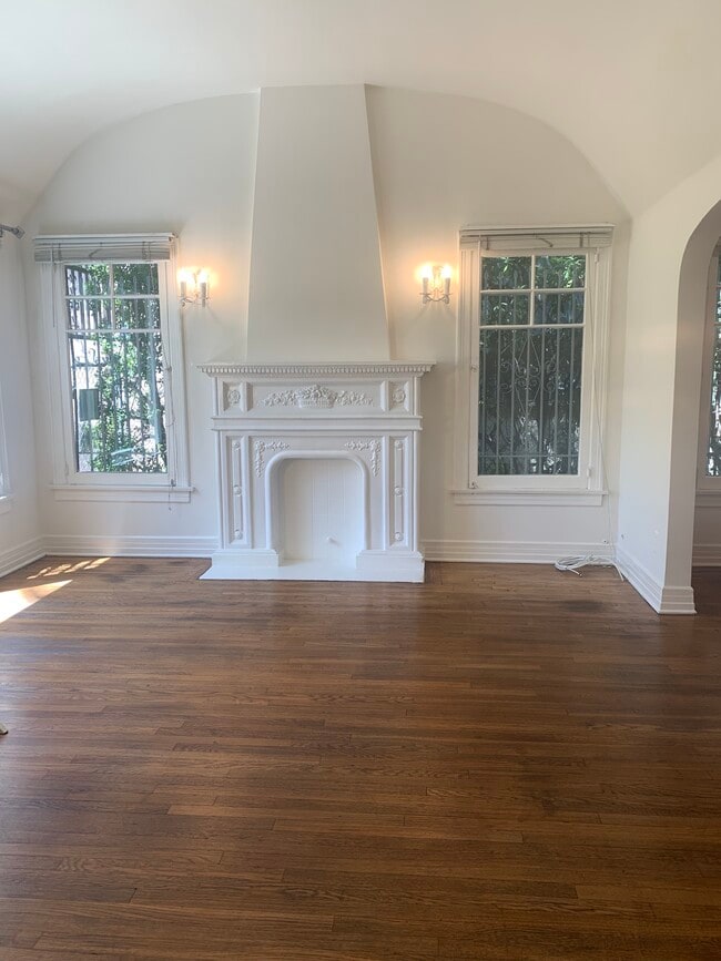 Building Photo - 1010 Havenhurst Dr