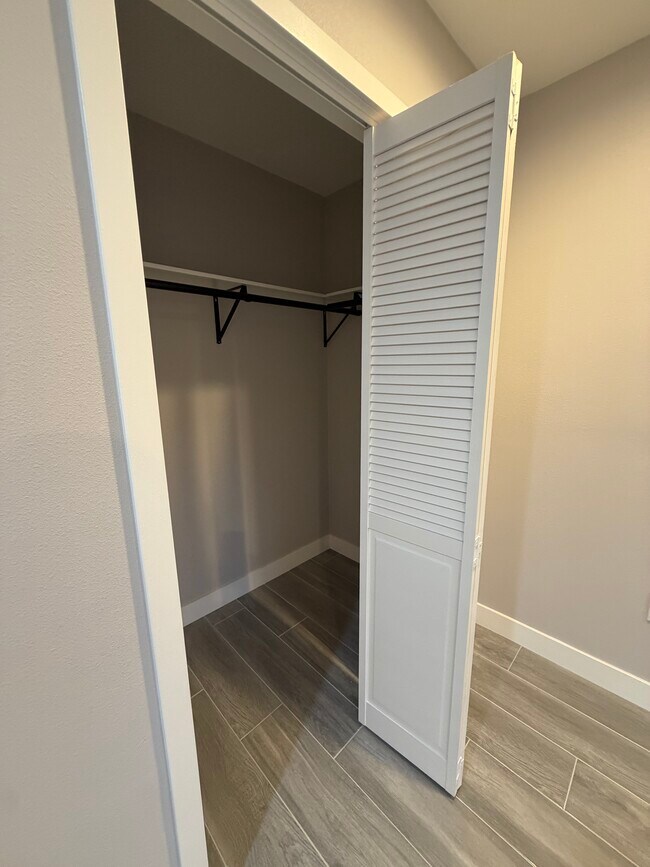 Vestidor - 7849 Clybourn Ave