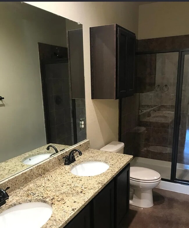 En suite - 402 Joanne Loop