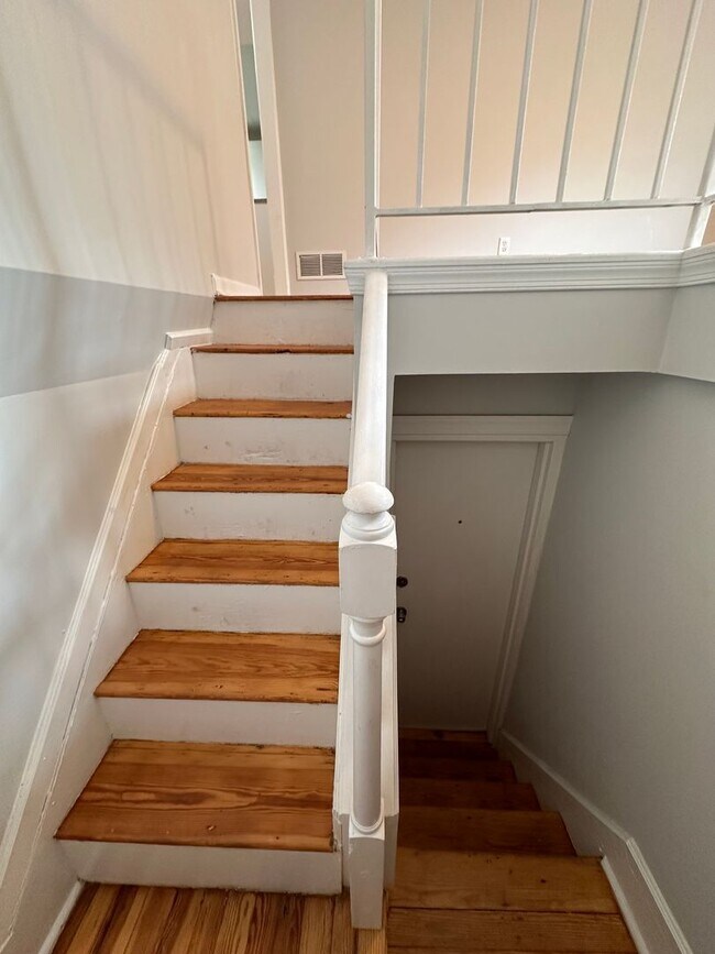 Building Photo - 2 bedroom 1 bath rental
