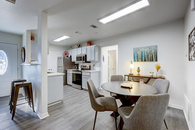 Foto del edificio - 358 Shady Bluff Dr