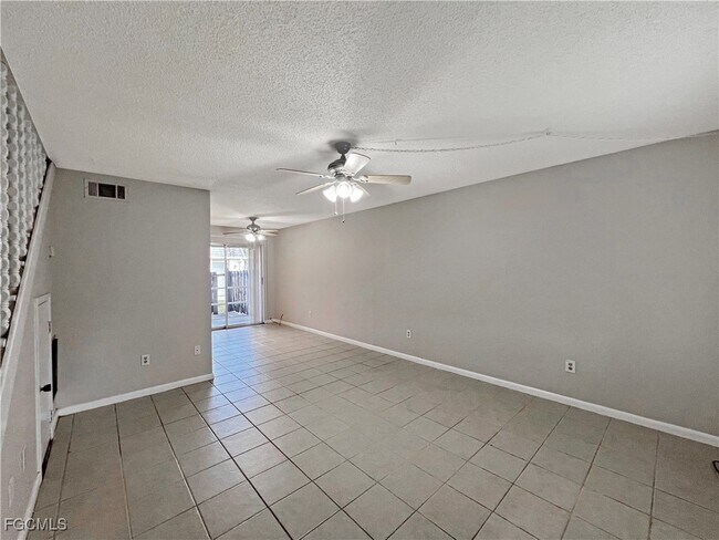 Foto del edificio - 6635 Warwick Cir