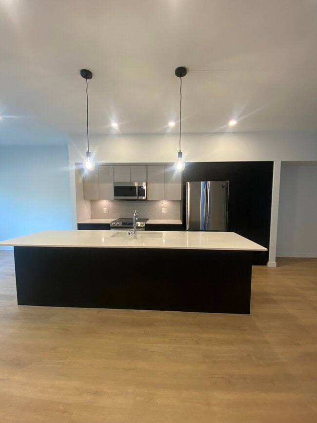 Building Photo - Beautiful 3 Bed Home in Killarney | Pet-Friendly | Across from Park & Tennis Courts