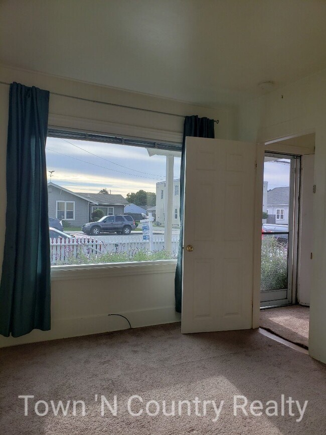 Building Photo - Charming 3 BR 1 BA On Large Lot!