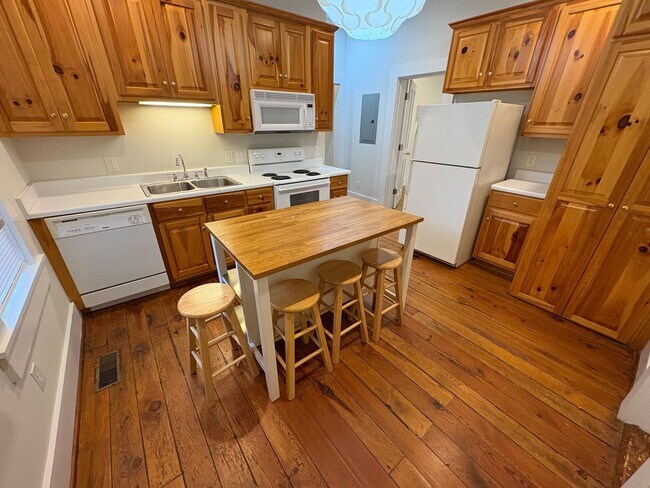 Building Photo - PRE-LEASING FOR AUGUST 2026!