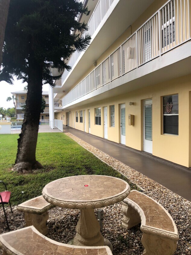 1st floor walkway - 4900 Bayview Dr