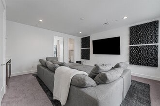 Building Photo - 5854 E Post Oak Ln