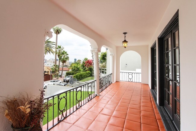 Foto del edificio - 2037 Holly Hill Terrace