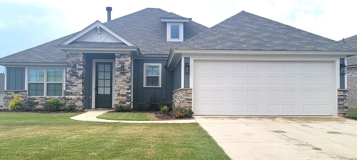 Primary Photo - BEAUTIFUL 4 Bedroom 2 Bath Home in the Des...