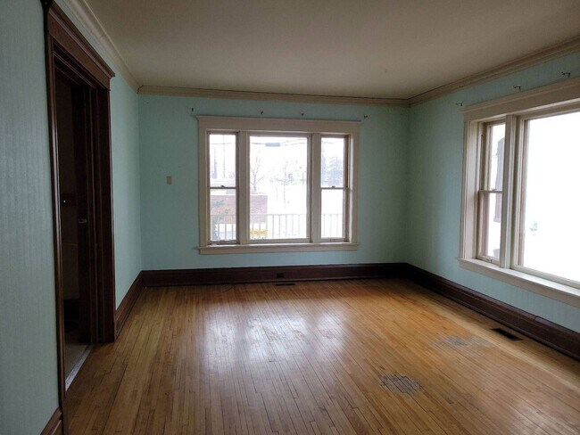 Building Photo - 415 Division St