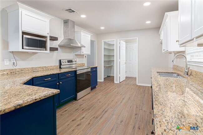 Foto del edificio - 121 Castlewood Dr