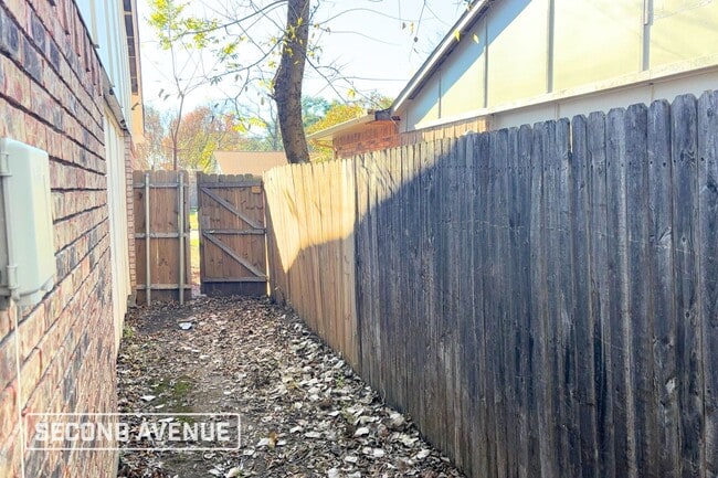 Building Photo - 416 Woodcrest Way