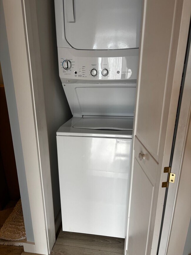 Foto del edificio - Centrally located 1 bedroom unit, flexible rental terms, partially furnished