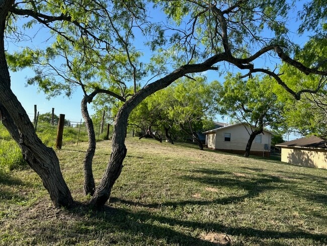 Building Photo - 403 S Vista Dr