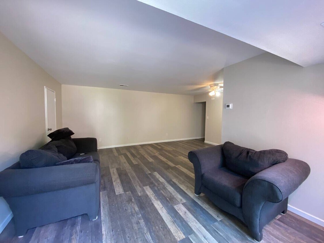 Foto principal - 50 Gibbs Rd