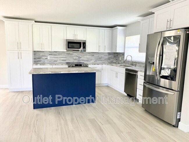 Building Photo - 585 Queens Mirror Cir