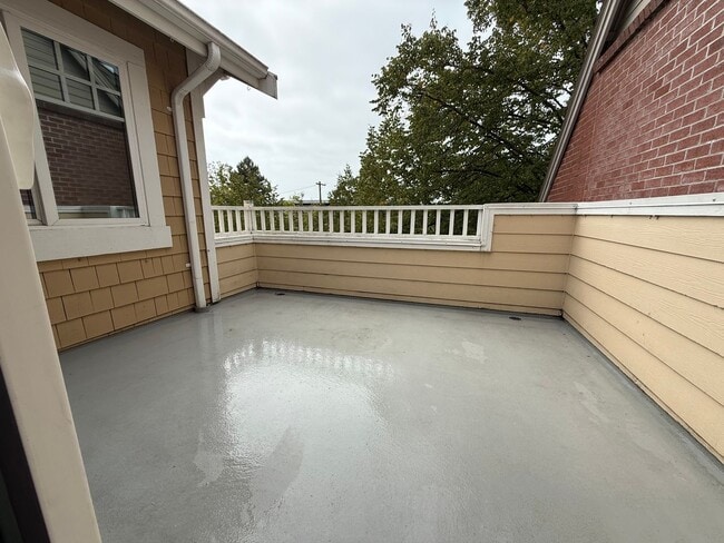 Building Photo - 2BR Top Floor Condo w/ Dedicated Parking &...