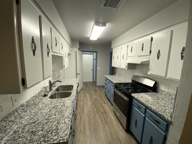 Building Photo - 3 br, 2 bath Duplex - 4537 Yale Street 453...