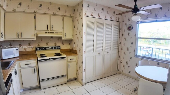 Foto del edificio - 7220 Lake Cir Dr