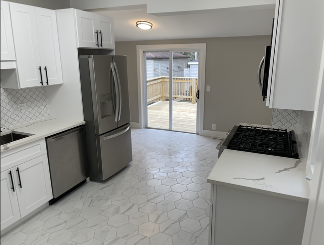 Kitchen with breakfast area - 6507 W Raven St