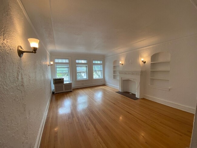 Building Photo - 2652 W Rosemont Ave