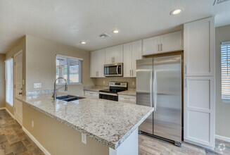 Building Photo - 520 W Tonopah Dr