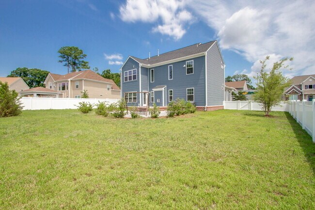 Building Photo - 813 Evelyn Way