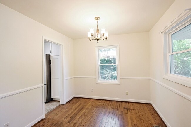 Building Photo - Move-in Ready Small Pet-Friendly Home