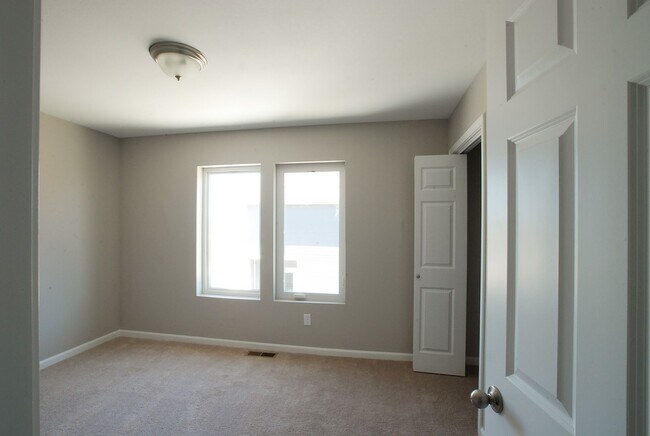 Building Photo - 3163 Sullivan Lp
