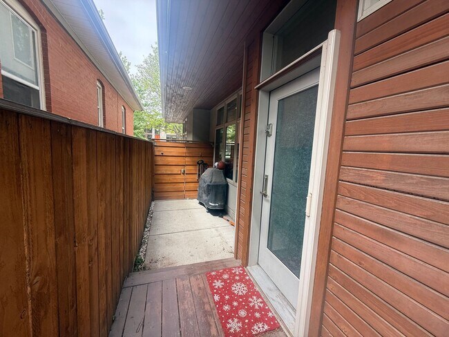 Foto del edificio - $0 DEPOSIT OPTION! MODERN 3-STORY HOME WITH ROOFTOP DECK NEAR BERKELY LAKE & 38TH AVE