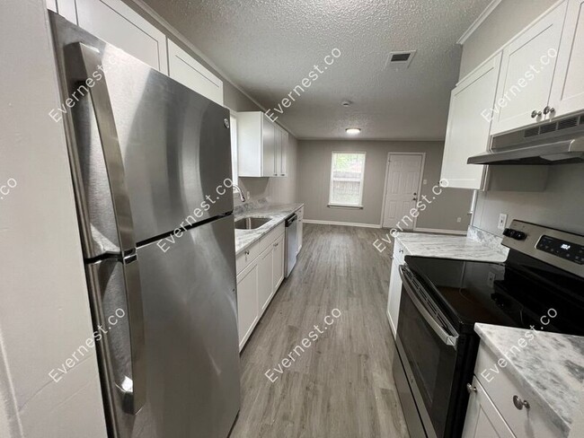 Building Photo - 10024 Whispering Pines Dr