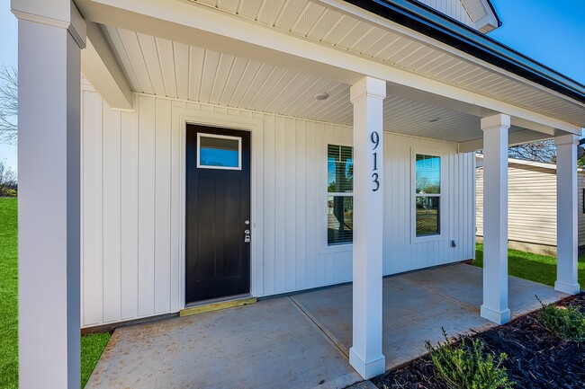 Building Photo - 913 W Virginia Ave